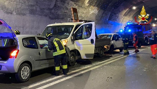 Frontale in galleria, in tre all’ospedale: anziana in codice rosso