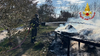 Monsampolo del Tronto - Fiamme in una yurta, vigili del fuoco sul posto