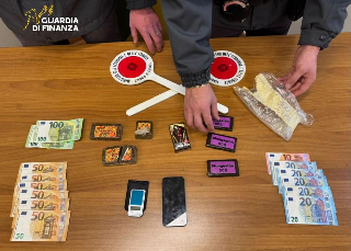 Urbino - Droga, soldi e un bilancio nell’auto, arrestato 21enne