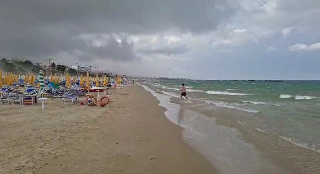 San Benedetto - Potenti raffiche di vento, bagnino ferito al volto