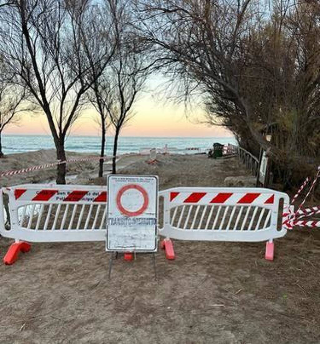 Mina vicino alla spiaggia, transennata zona alla Sentina: attesi artificieri 