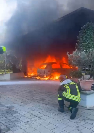 Tettoia e auto in fiamme, paura a Nereto