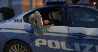 Lido Tre Archi - Prende a testate e calci il finestrino della volante della Polizia: arrestato un “sorvegliato speciale”