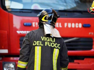 Ascoli Piceno - Crolla pezzo di cornicione di un palazzo del centro storico, strada chiusa