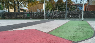 Recanati - Il Comune ordina di cancellare la bandiera della Palestina dal campetto di Fonti San Lorenzo