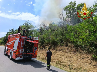 Teramo - Incendio a Villa Ripa, in fiamme 45 ettari di bosco