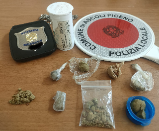 Ascoli - Sequestro di hashish al parcheggio Torricella, otto persone identificate