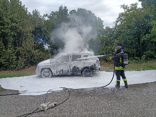 Roseto degli Abruzzi - Auto a fuoco, pompieri in azione