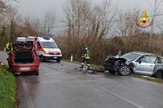 Scontro tra due auto, feriti soccorsi da Vigili del fuoco e 118