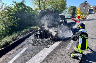 Grottazzolina - Auto a fuoco: fiamme domate dai Vigili del fuoco