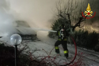 Arcevia - Auto in fiamme nella frazione Colleaprico, intervento dei vigili del fuoco