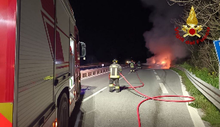 Auto in fiamme sulla SS77 a Corridonia, traffico bloccato in direzione Foligno