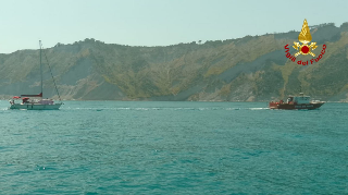 Ancona - Imbarcazione in difficoltà al Trave: recuperata dai vigili del fuoco