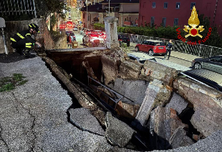 Macerata - Crolla il pianerottolo della scalinata pubblica di viale Carradori