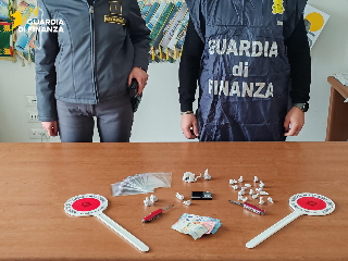 Roseto degli Abruzzi - Sorpreso mentre cede hashish a coetaneo, arrestato minorenne