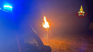 Garage in fiamme a Pesaro, intervento dei vigili del fuoco: coinvolta una bombola GPL