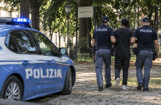 Macerata - Molesta alcune ragazze ai Giardini Diaz e poi aggredisce poliziotti: arrestato 21enne, aveva foglio di via