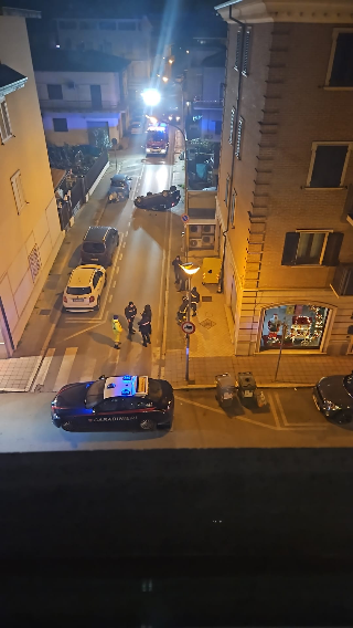 Auto si ribalta nella notte in via Rosselli, paura a Porto d’Ascoli