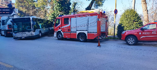 Chieti - Autobus si sfrena, abbatte un palo della filovia e centra un pedone