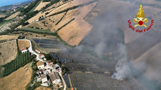 Incendio di sterpaglie in un campo fotovoltaico a Bellante: vigili del fuoco in azione con elicottero e squadre AIB