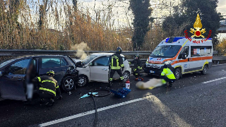 Fano - Tamponamento in superstrada, vigili del fuoco e 118 in azione