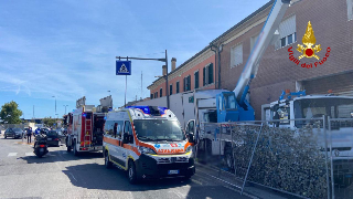 Fano – Tir si schianta sulla piattaforma di un cantiere edile, autista rianimato