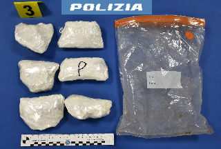 Sotterrano un chilo di cocaina nel bosco a Casette d’Ete: due arresti