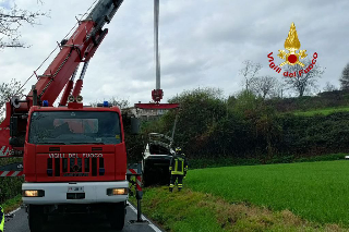 Ancona – Auto si ribalta nella scarpata: tre ventenni miracolati