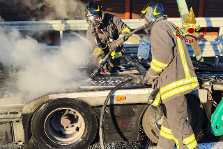 Montemarciano - Bisarca in fiamme sull’A14: traffico bloccato ma nessun ferito