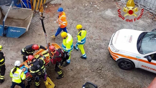 Cade da impalcatura, in prognosi riservata operaio 55enne: oggi sciopero nel settore edile