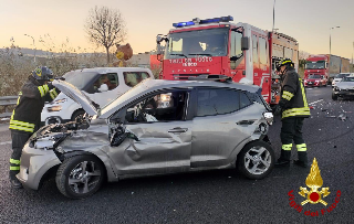 Pescara – Violento tamponamento sull’asse attrezzato: due feriti in ospedale 