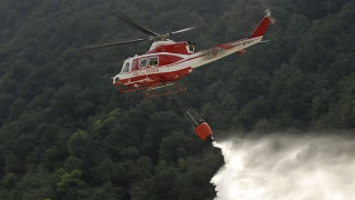 Incendio di sterpaglie nel Pescarese vicino alle case, elicottero in azione