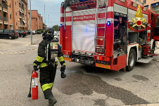 Fiamme in un appartamento a Jesi, domato dai vigili del fuoco