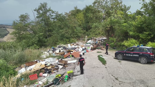 Ancona - Discarica abusiva e roghi notturni di rifiuti pericolosi: arrestato un 42enne