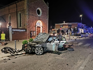 Schianto sulla SS16, auto con a bordo mamma e figlia si spezza in due: 4 feriti