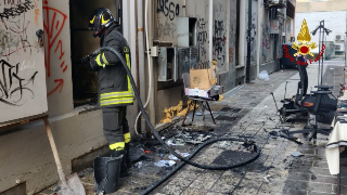 Molotov contro un negozio a Civitanova Marche, indaga la Polizia