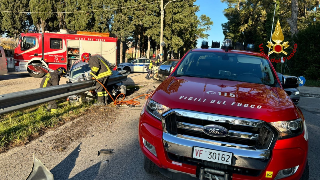 Scontro tra due auto, si rompe un tubo del gas