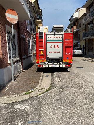 Porto Sant’Elpidio, crolla il tetto di una casa, illesi madre inferma e il figlio