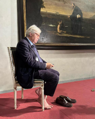 Indagine a Macerata, Sgarbi posta foto scalzo: “Vogliono farmi le scarpe, eccole!”