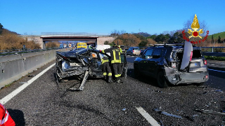 Fano - Incidente tra quattro auto in A-14, cinque persone coinvolte, uomo trasportato a Torrette