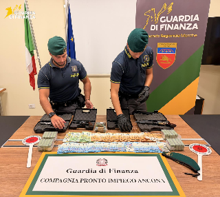 Ancona - Oltre due chili e mezzo di hashish: arrestati due corrieri della droga