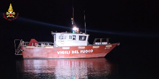 Ancona - Allarme nella notte per forte odore di idrocarburi al porto: proveniva da una nave