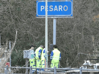 Pesaro - Sabotaggio alla stazione, tecnici al lavoro per riparare i danni