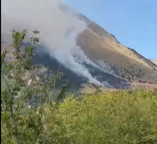 Montemonaco - Incendio in una zona impervia a Isola San Biagio, intervento dei Vigili del fuoco
