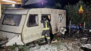 Roulotte in fiamme, vigili del fuoco salvano cane all’interno 