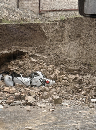 Ascoli Piceno - Porta Romana: crolla un muro e distrugge un’auto