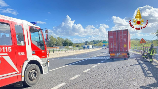 Senigallia - Pneumatico di un tir a fuoco, pompieri in azione sull’A14