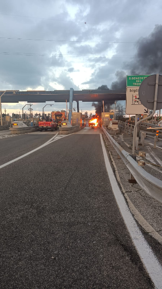 Auto in fiamme al casello A14 di San Benedetto del Tronto