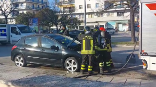 San Benedetto - Fumo dall’auto all’ingresso scuola Curzi: pronto intervento dei Vigili del Fuoco