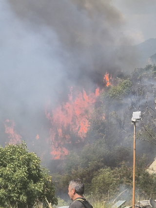 Incendio a Montorio al Vomano, fiamme sotto controllo: proseguono le operazioni di spegnimento
